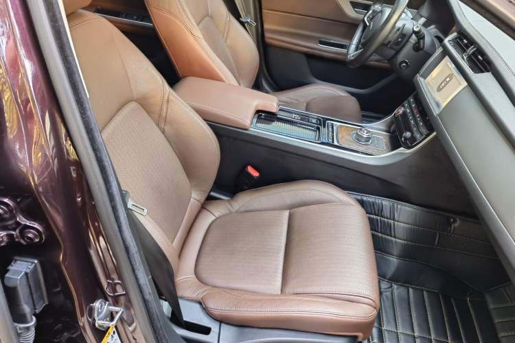 Used Jaguar XFL 2018 XFL 2.0T 250 PS Luxury Edition Right Front Seat