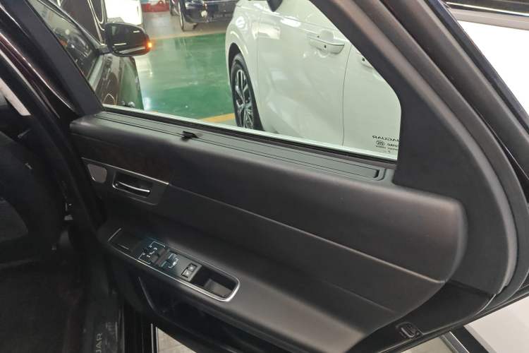 Used Jaguar XFL 2018 XFL 2.0T 250 PS Luxury Edition Right Rear Door Interior