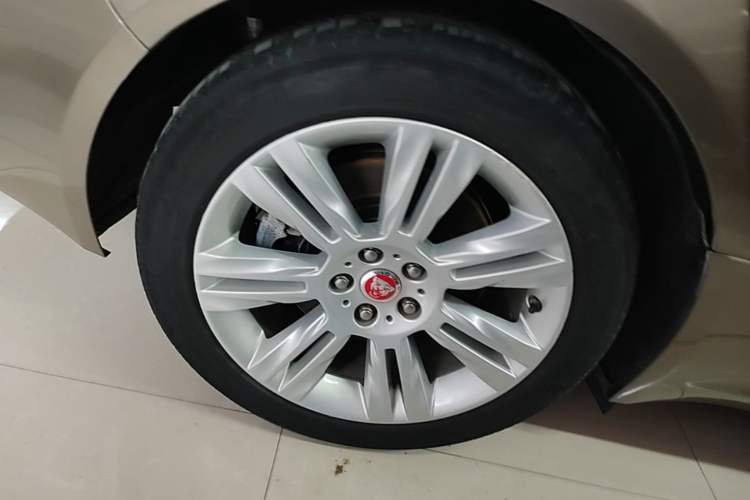 Used Jaguar XFL 2018 XFL 2.0T 250 PS Luxury Edition Right Rear Wheel Hub