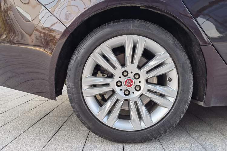 Used Jaguar XFL 2018 XFL 2.0T 250 PS Luxury Edition Right Rear Wheel Hub
