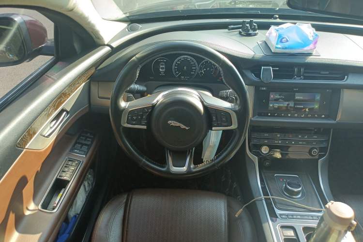 Used Jaguar XFL 2018 XFL 2.0T 250 PS Luxury Edition Steering Wheel