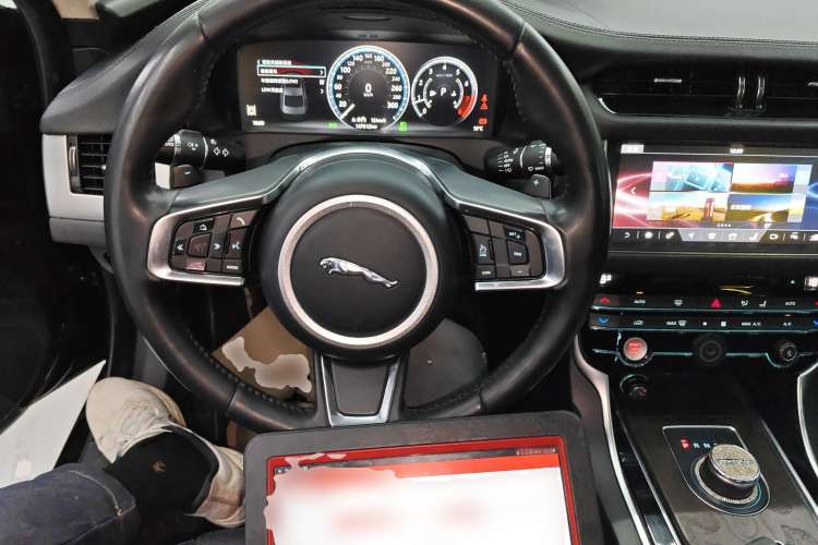 Used Jaguar XFL 2018 XFL 2.0T 250 PS Luxury Edition Steering Wheel