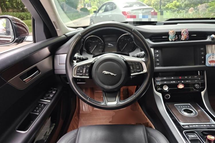 Used Jaguar XFL 2018 XFL 2.0T 200PS Elite Edition Steering Wheel