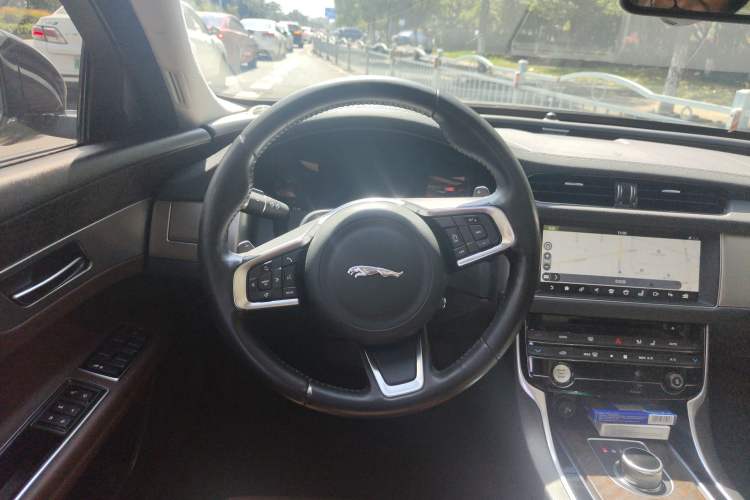 Used Jaguar XFL 2018 XFL 2.0T 250 PS Luxury Edition Steering Wheel