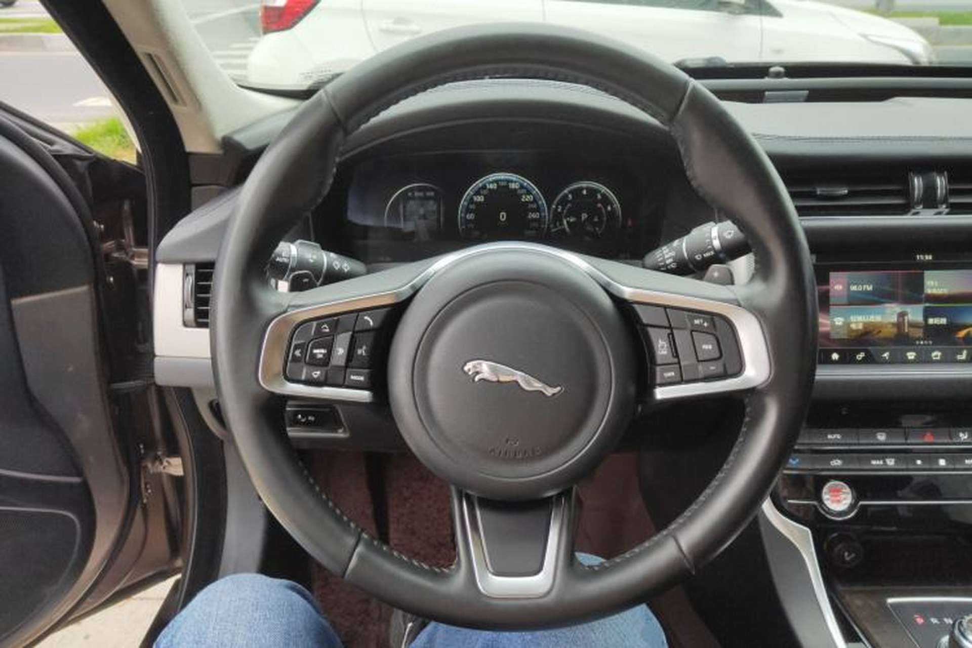 Used Jaguar XFL 2018 XFL 2.0T 250 PS Luxury Edition Steering Wheel