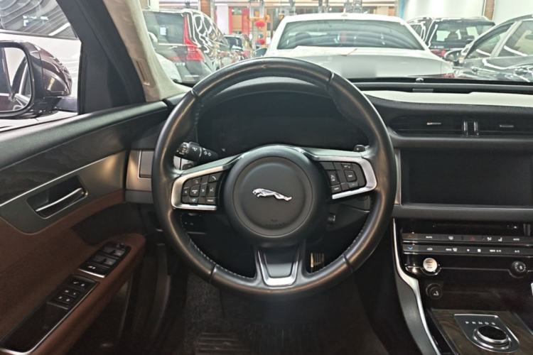 Used Jaguar XFL 2018 XFL 2.0T 250 PS Luxury Edition Steering Wheel