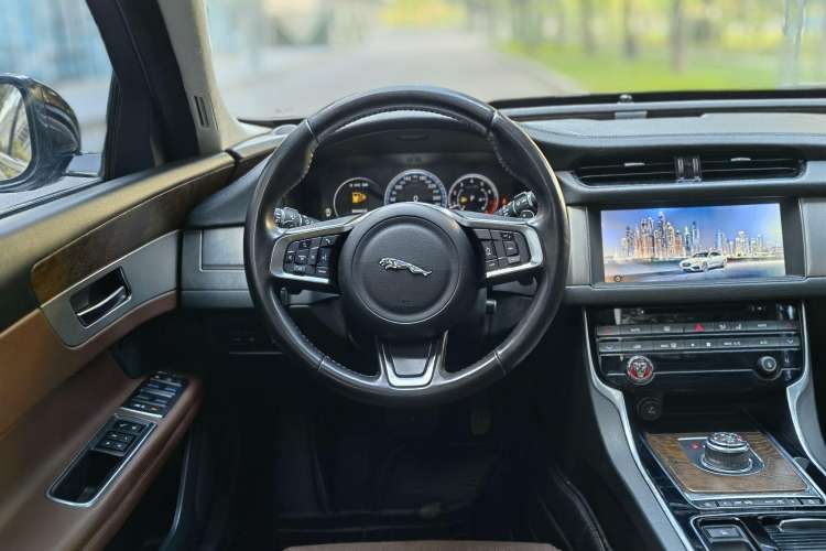Used Jaguar XFL 2018 XFL 2.0T 250 PS Luxury Edition Steering Wheel