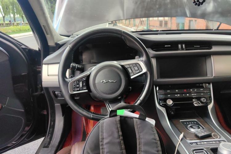 Used Jaguar XFL 2018 XFL 2.0T 250 PS Premium Edition Steering Wheel
