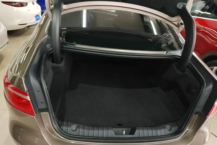 Used Jaguar XFL 2018 XFL 2.0T 250 PS Luxury Edition Trunk