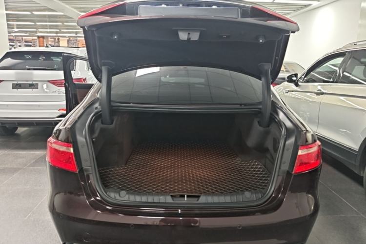 Used Jaguar XFL 2018 XFL 2.0T 250 PS Luxury Edition Trunk