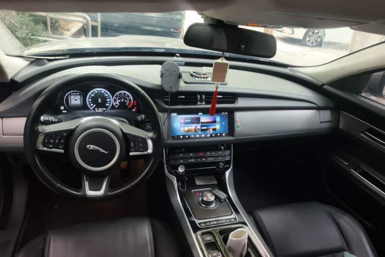 Used Jaguar XFL 2018 XFL 2.0T 250 PS Luxury Edition Center Console