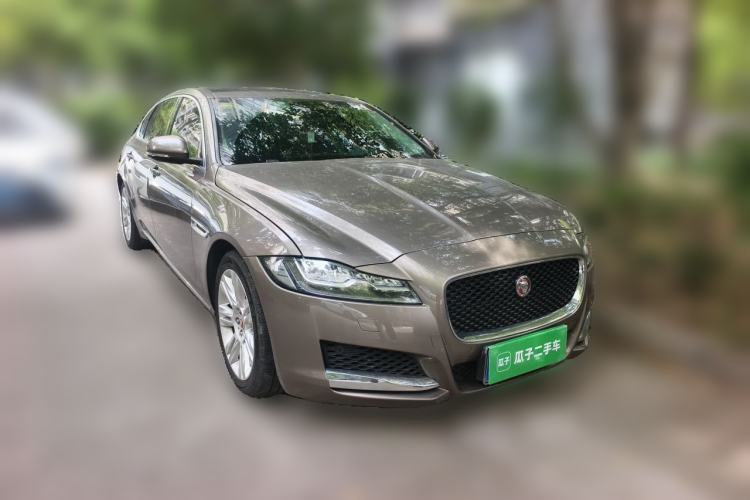 Used Jaguar XFL 2018 XFL 2.0T 250 PS Luxury Edition Front Right 45 Deg