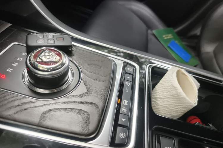 Used Jaguar XFL 2018 XFL 2.0T 250 PS Luxury Edition Gear Lever