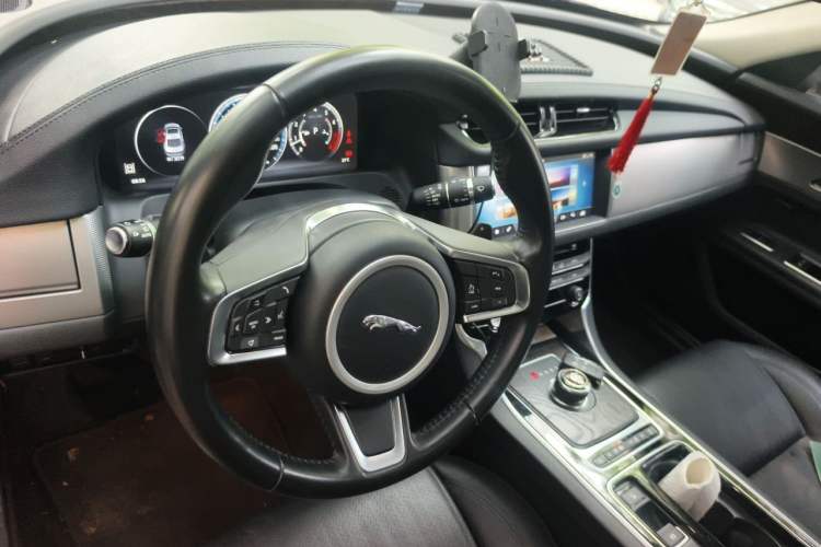 Used Jaguar XFL 2018 XFL 2.0T 250 PS Luxury Edition Steering Wheel