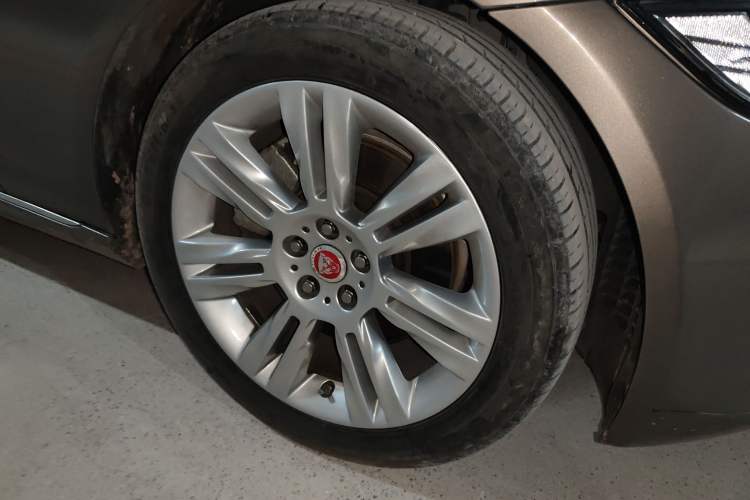 Used Jaguar XFL 2018 XFL 2.0T 250 PS Luxury Edition Right Front Wheel Hub