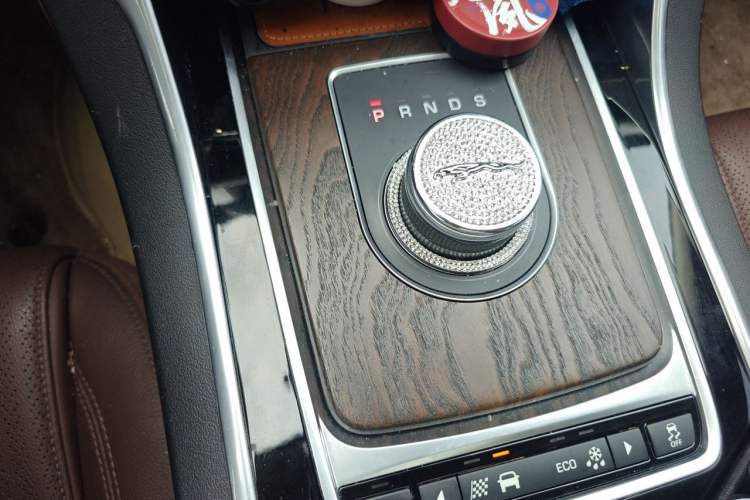 Used Jaguar XFL 2018 XFL 2.0T 250 PS Luxury Edition Gear Lever