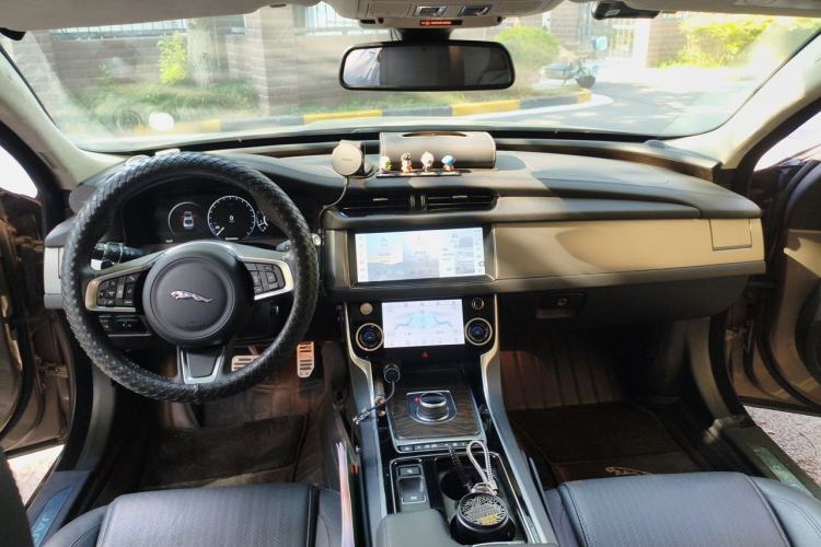 Used Jaguar XFL 2018 XFL 2.0T 250 PS Luxury Edition Center Console