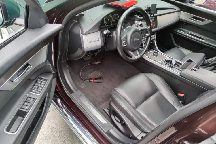 Used Jaguar XFL 2018 XFL 2.0T 250 PS Luxury Edition Driver Seat