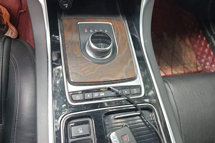 Used Jaguar XFL 2018 XFL 2.0T 250 PS Premium Edition Gear Lever