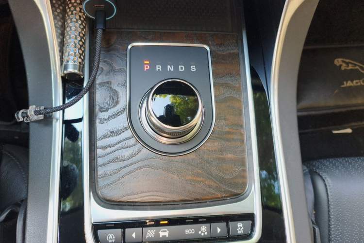 Used Jaguar XFL 2018 XFL 2.0T 250 PS Luxury Edition Gear Lever