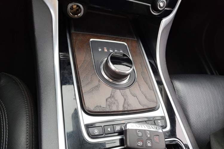 Used Jaguar XFL 2018 XFL 2.0T 250 PS Luxury Edition Gear Lever