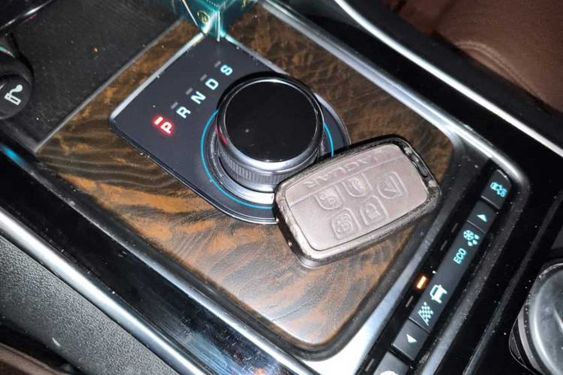 Used Jaguar XFL 2018 XFL 2.0T 250 PS Premium Edition Gear Lever