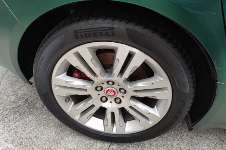 Used Jaguar XFL 2018 XFL 2.0T 250 PS Luxury Edition Right Rear Wheel Hub