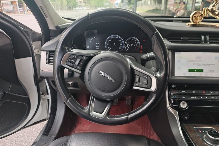 Used Jaguar XFL 2018 XFL 2.0T 250 PS Premium Edition Steering Wheel