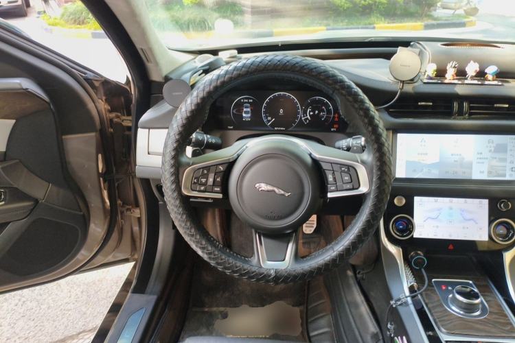 Used Jaguar XFL 2018 XFL 2.0T 250 PS Luxury Edition Steering Wheel