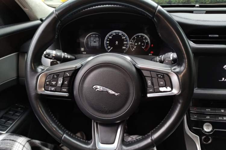 Used Jaguar XFL 2018 XFL 2.0T 250 PS Luxury Edition Steering Wheel