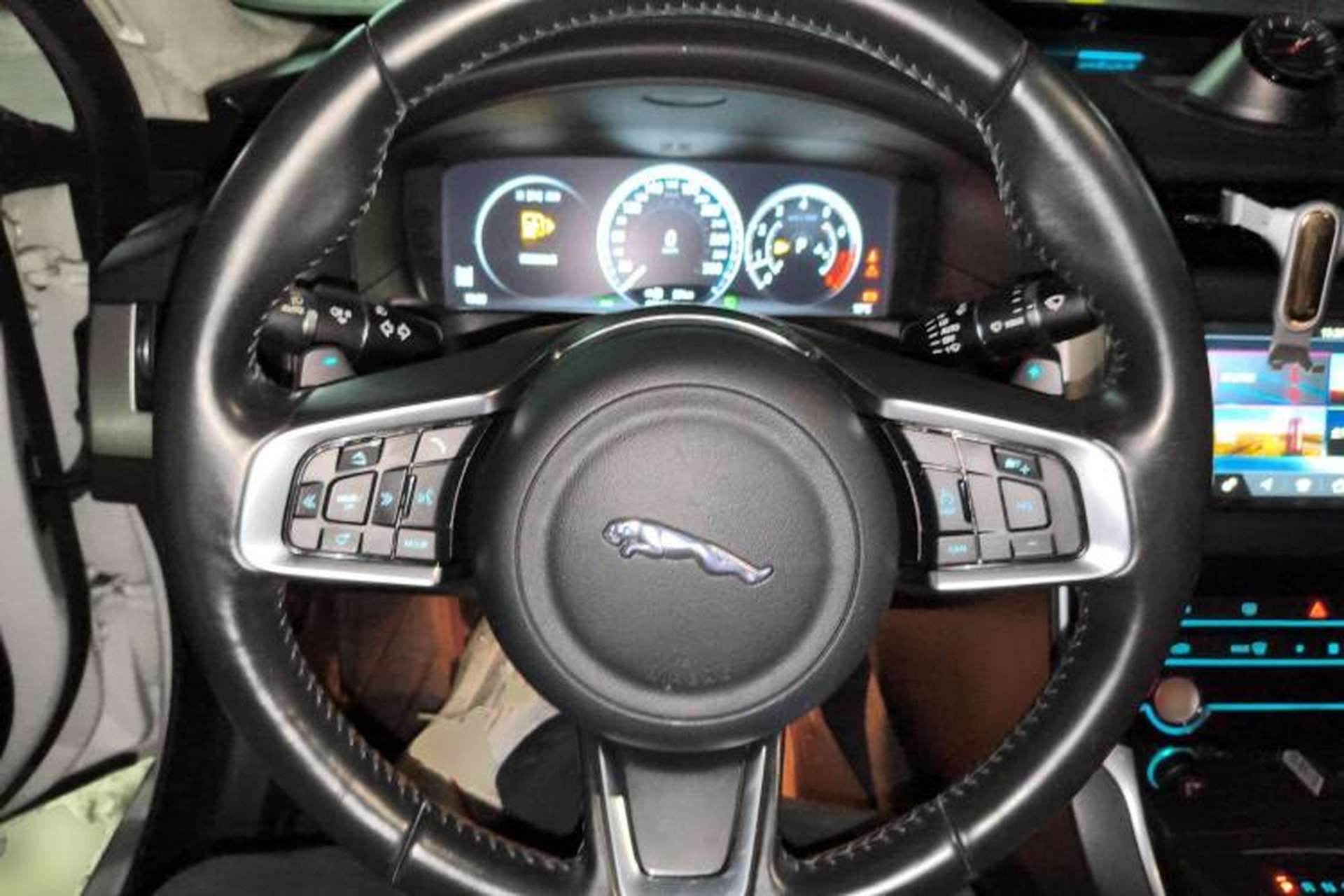 Used Jaguar XFL 2018 XFL 2.0T 250 PS Premium Edition Steering Wheel