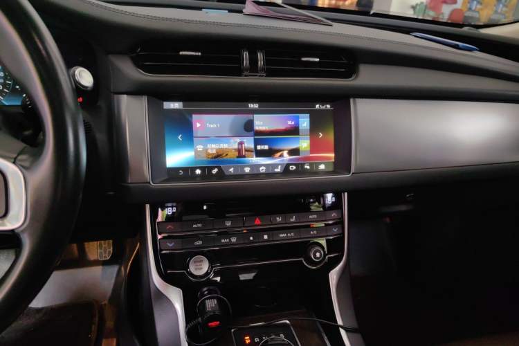 Used Jaguar XFL 2018 XFL 2.0T 250 PS Luxury Edition Audio And AC Panel
