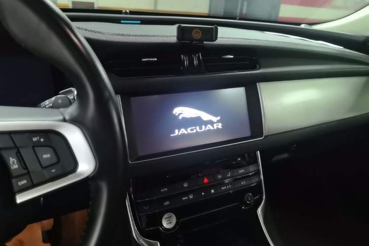 Used Jaguar XFL 2018 XFL 2.0T 250 PS Luxury Edition Audio And AC Panel
