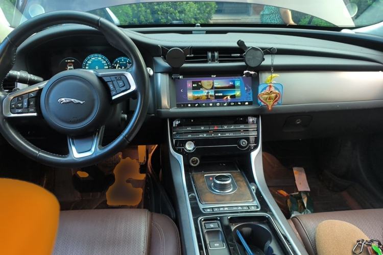 Used Jaguar XFL 2018 XFL 2.0T 250 PS Luxury Edition Center Console