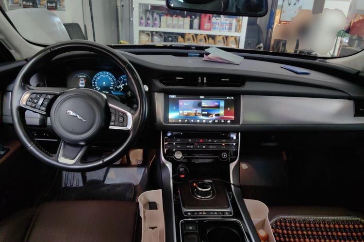 Used Jaguar XFL 2018 XFL 2.0T 250 PS Luxury Edition Center Console