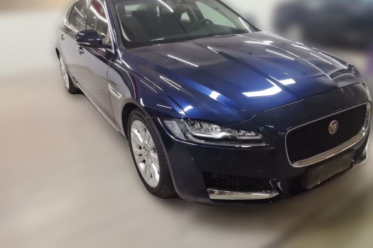 Used Jaguar XFL 2018 XFL 2.0T 250 PS Luxury Edition Front Right 45 Deg