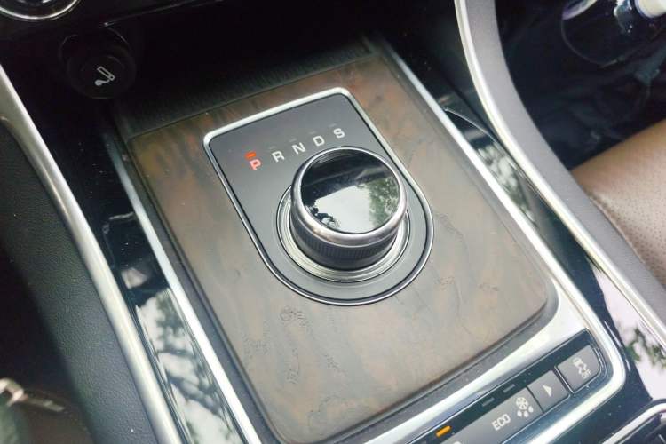 Used Jaguar XFL 2018 XFL 2.0T 250 PS Luxury Edition Gear Lever