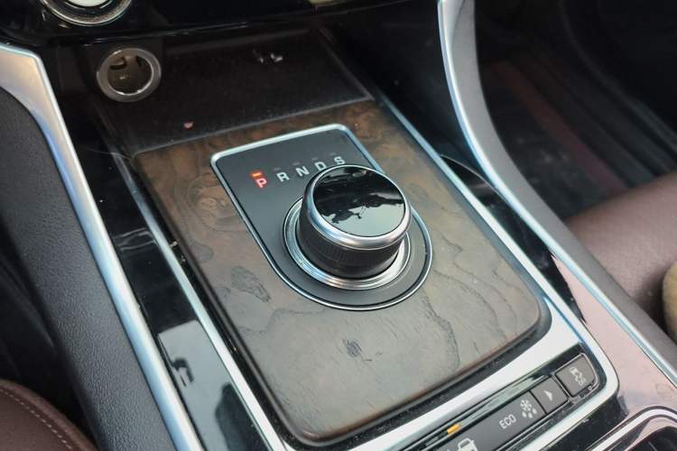 Used Jaguar XFL 2018 XFL 2.0T 250 PS Luxury Edition Gear Lever