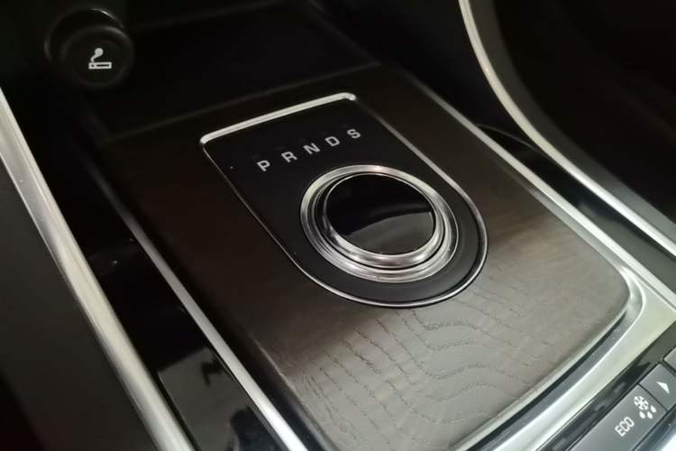 Used Jaguar XFL 2018 XFL 2.0T 250 PS Luxury Edition Gear Lever