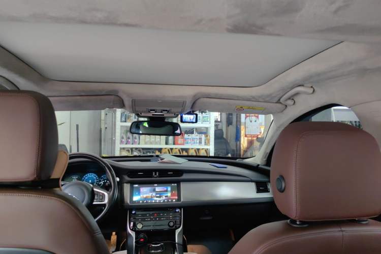 Used Jaguar XFL 2018 XFL 2.0T 250 PS Luxury Edition Headliner