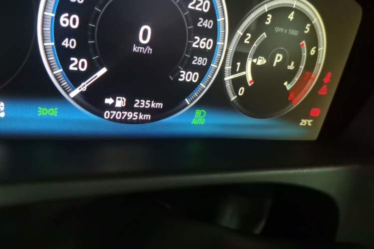 Used Jaguar XFL 2018 XFL 2.0T 250 PS Luxury Edition Odometer Close Up