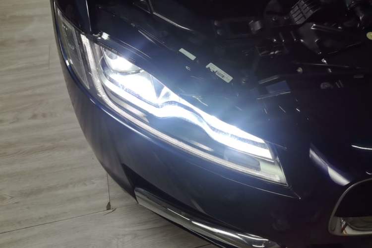Used Jaguar XFL 2018 XFL 2.0T 250 PS Luxury Edition Right Front Headlight