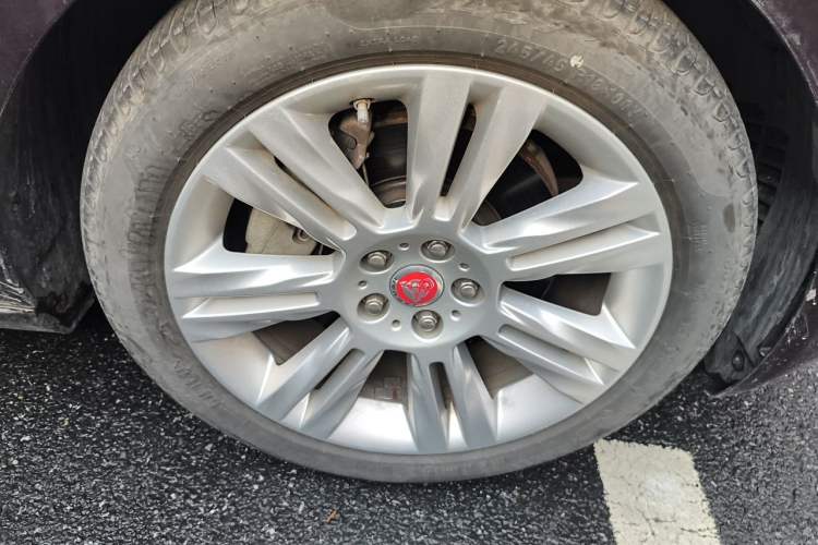 Used Jaguar XFL 2018 XFL 2.0T 250 PS Luxury Edition Right Front Wheel Hub