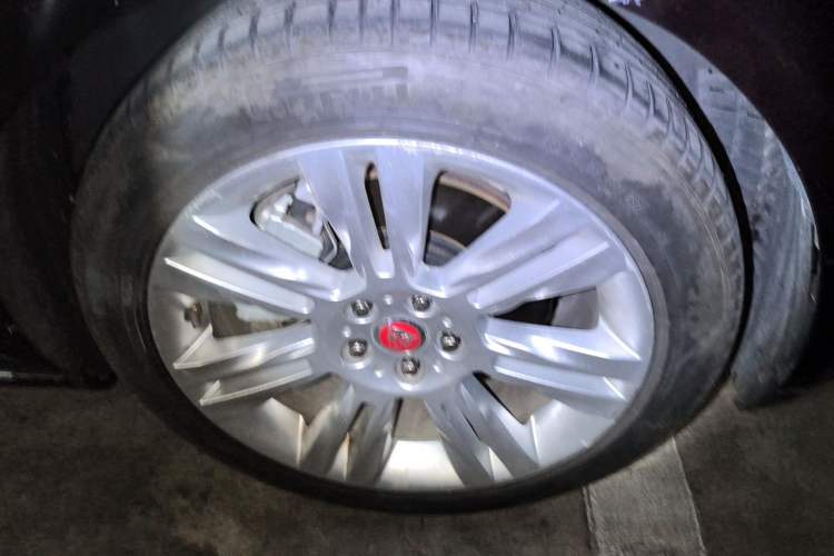 Used Jaguar XFL 2018 XFL 2.0T 250 PS Luxury Edition Right Front Wheel Hub