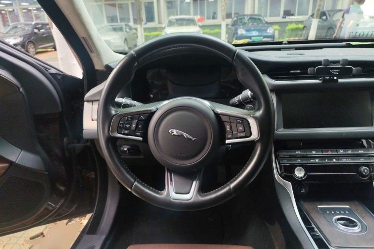 Used Jaguar XFL 2018 XFL 2.0T 250 PS Luxury Edition Steering Wheel
