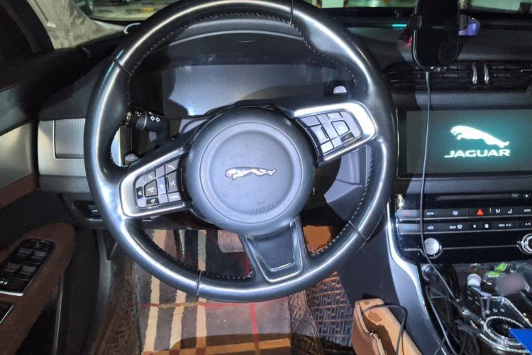 Used Jaguar XFL 2018 XFL 2.0T 250 PS Luxury Edition Steering Wheel