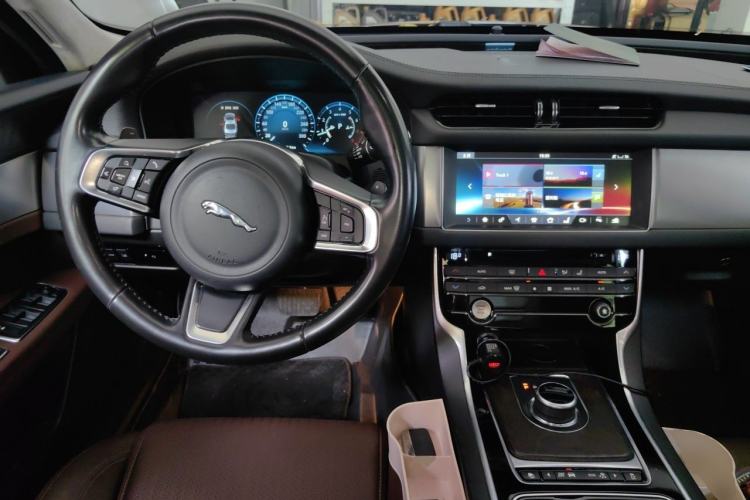 Used Jaguar XFL 2018 XFL 2.0T 250 PS Luxury Edition Steering Wheel