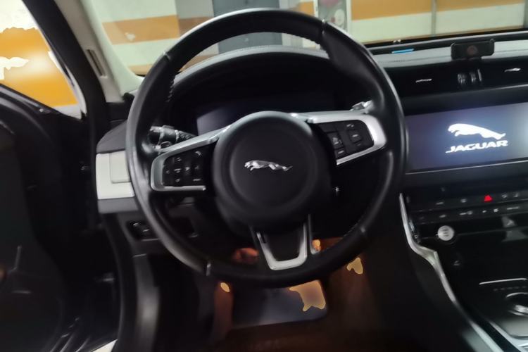 Used Jaguar XFL 2018 XFL 2.0T 250 PS Luxury Edition Steering Wheel