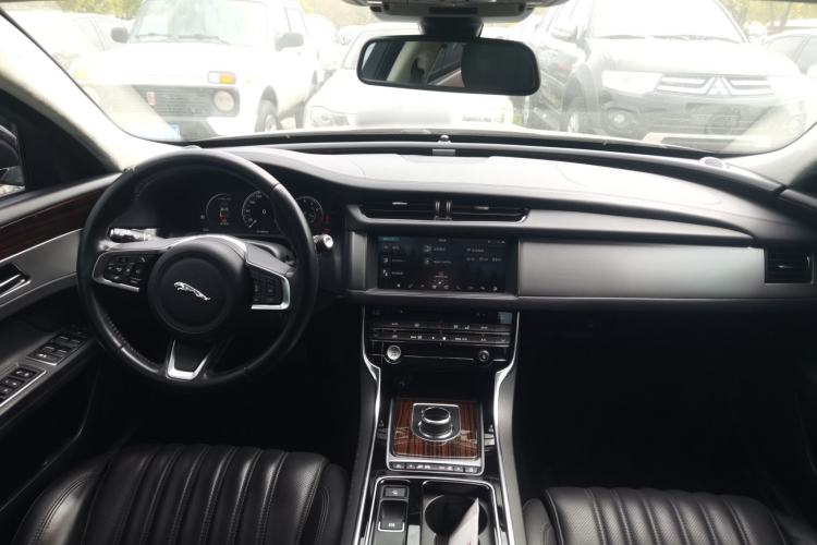 Used Jaguar XFL 2018 XFL 3.0 SC 340 PS Luxury Edition Center Console