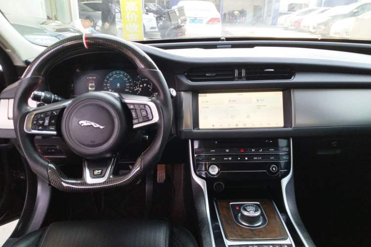 Used Jaguar XFL 2018 XFL 2.0T 250 PS Luxury Edition Center Console